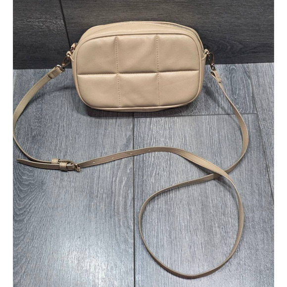 H&M Handbags - H&M Beige Crossbody quilted gold hardware Y2K Bag Small B000682